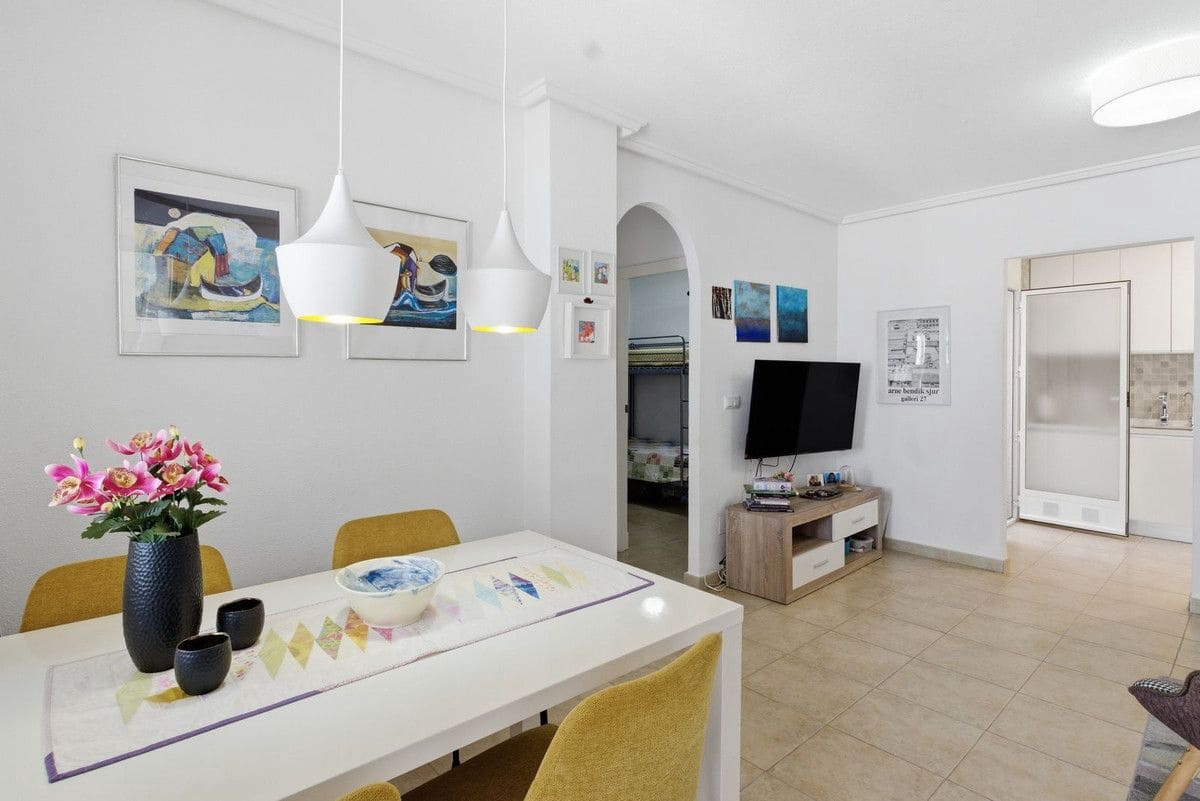2 soverom Leilighet til salgs i Torrevieja med svømmebasseng - € 195 000 (Ref: 10053738)