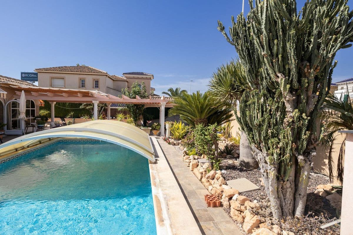 Chalet de 4 habitaciones en Orihuela Costa en venta con piscina - 560.000 € (Ref: 10061631)
