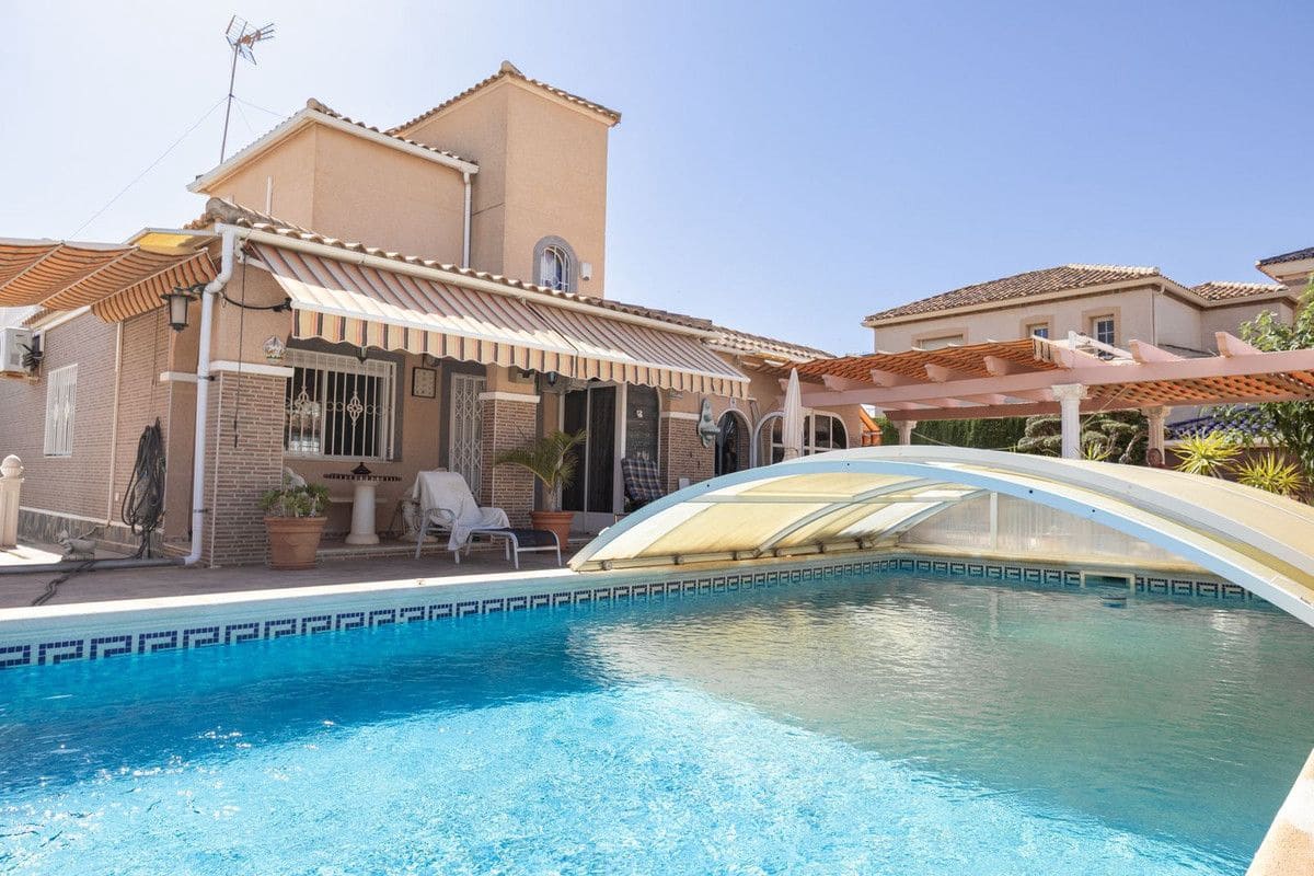 Chalet de 4 habitaciones en Orihuela Costa en venta con piscina - 560.000 € (Ref: 10061631)