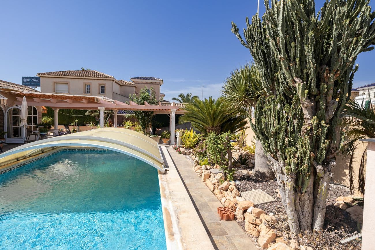 4 makuuhuone Huvila myytävänä paikassa Orihuela Costa mukana uima-altaan - 560 000 € (Ref: 10061633)