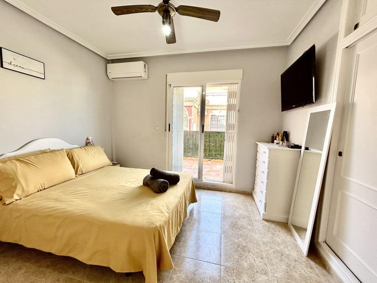Casa de 3 habitaciones en La Zenia en venta - 199.900 € (Ref: 10063983)