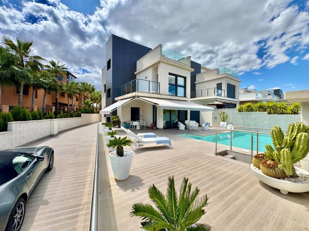4 Zimmer Villa zu verkaufen in San Miguel de Salinas mit Pool - 699.500 € (Ref: 10068195)