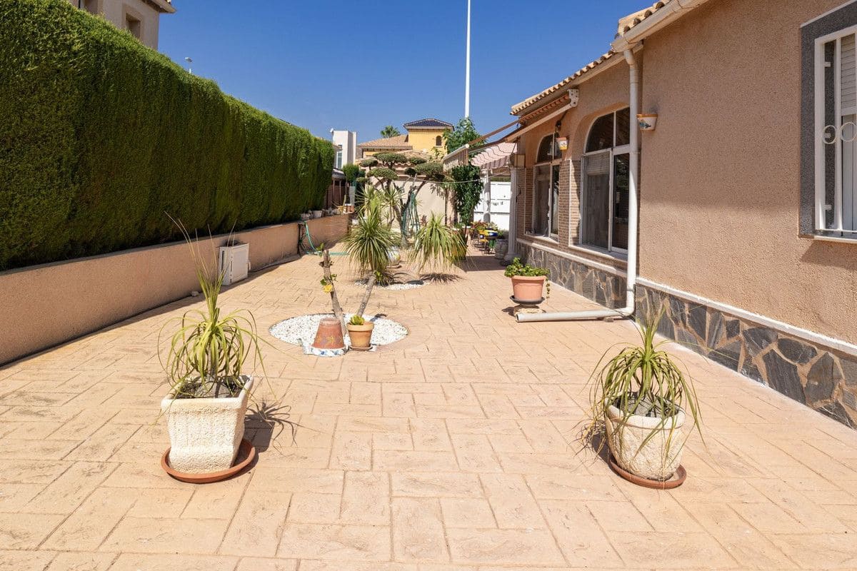4 slaapkamer Villa te koop in Orihuela Costa met zwembad - € 560.000 (Ref: 10068968)