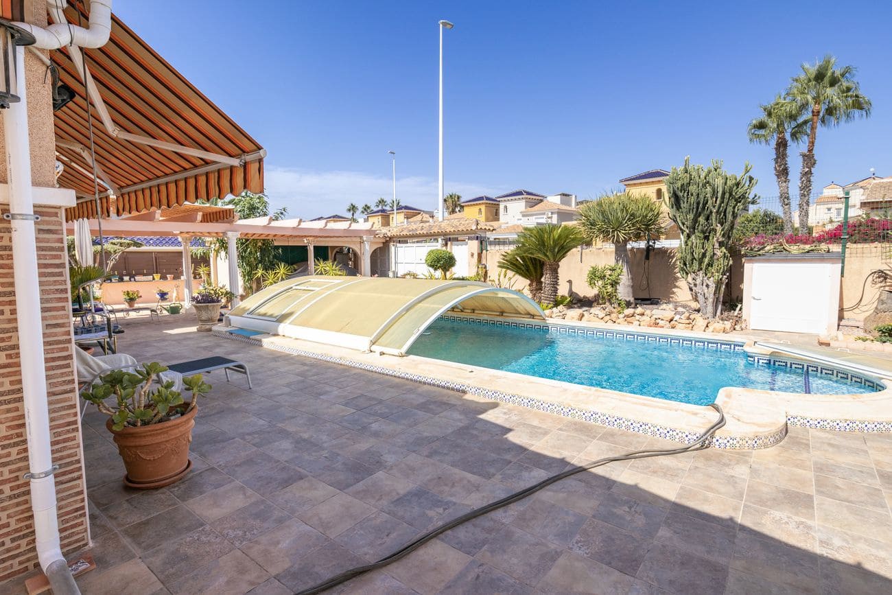 4 Zimmer Villa zu verkaufen in Orihuela Costa mit Pool - 560.000 € (Ref: 10069003)