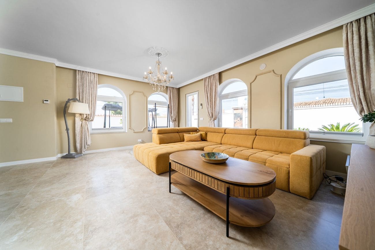 Chalet de 4 habitaciones en Torrevieja en venta con piscina - 1.350.000 € (Ref: 10069556)