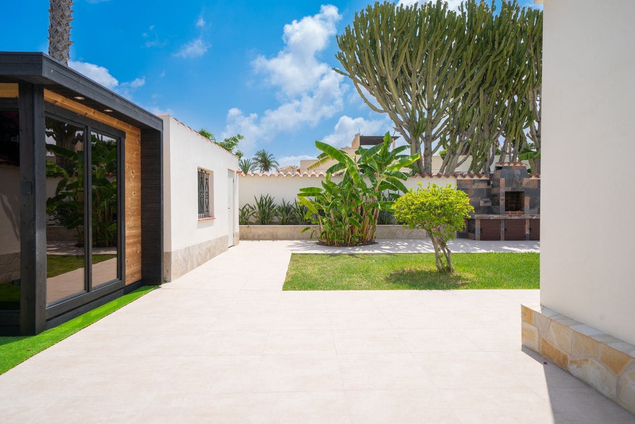Chalet de 4 habitaciones en Torrevieja en venta con piscina - 1.350.000 € (Ref: 10069556)