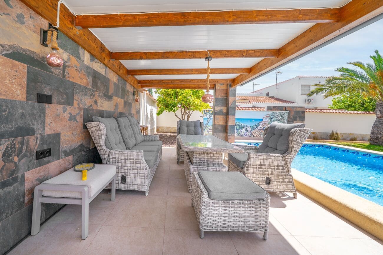 Chalet de 4 habitaciones en Torrevieja en venta con piscina - 1.350.000 € (Ref: 10069556)