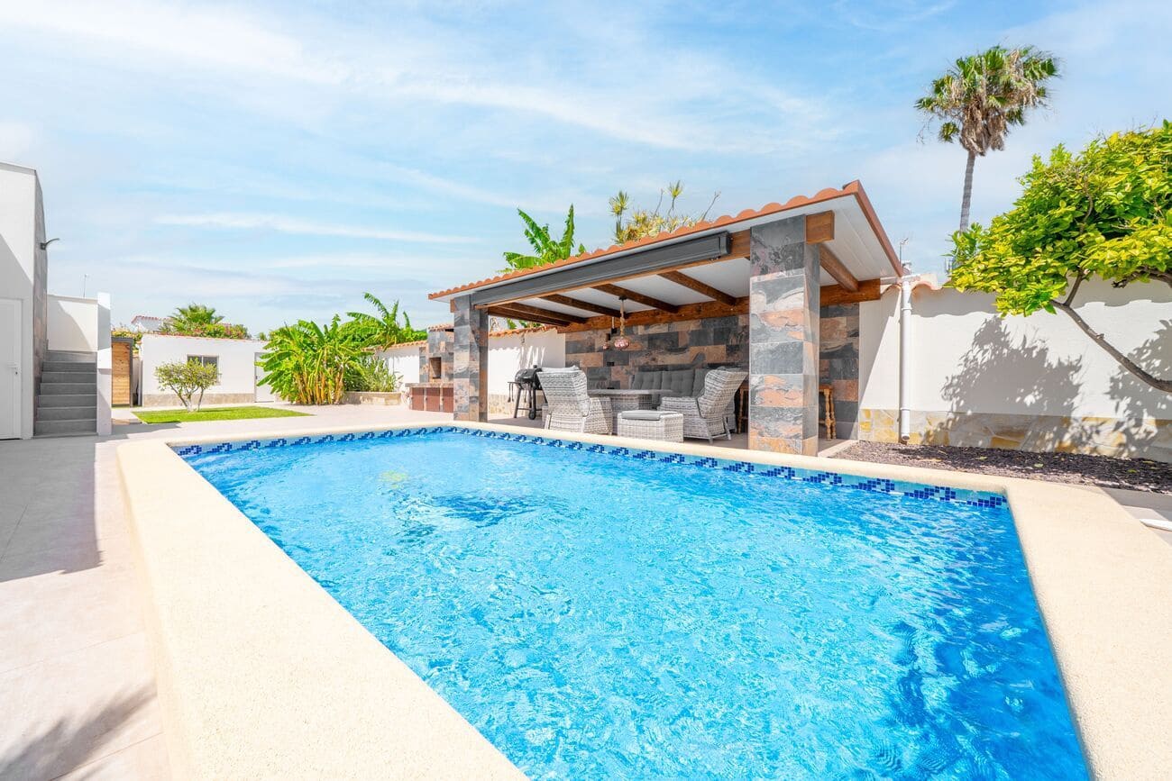 Chalet de 4 habitaciones en Torrevieja en venta con piscina - 1.350.000 € (Ref: 10069556)