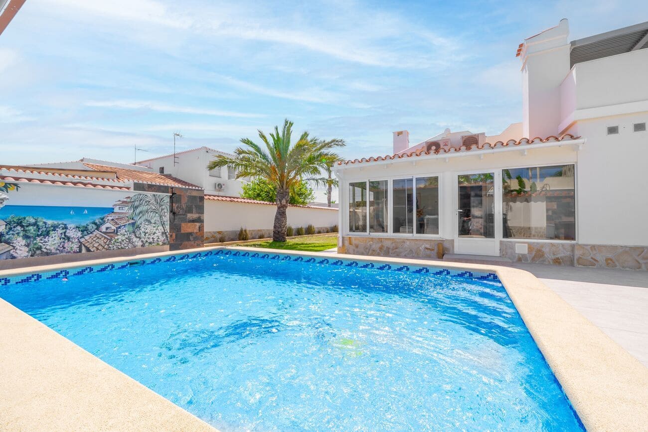 Chalet de 4 habitaciones en Torrevieja en venta con piscina - 1.350.000 € (Ref: 10069556)