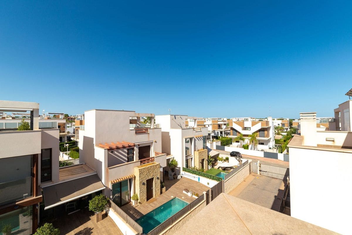 3 soveværelse Villa til salg i Rojales med swimmingpool - € 440.000 (Ref: 10070448)