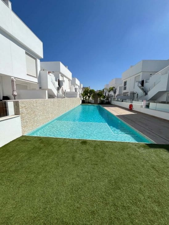 Bungalow de 2 habitaciones en Pilar de la Horadada en venta con piscina - 290.000 € (Ref: 10070499)