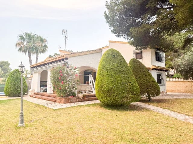 Chalet de 4 habitaciones en Punta Prima, Orihuela en venta - 824.000 € (Ref: 10072508)