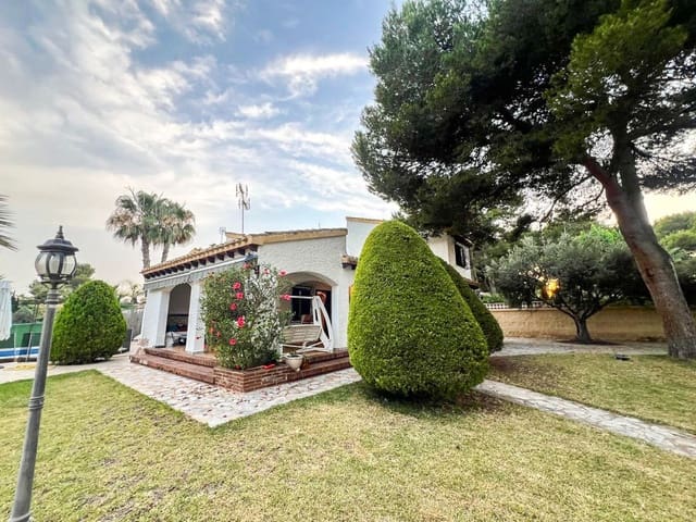 Chalet de 4 habitaciones en Punta Prima, Orihuela en venta - 824.000 € (Ref: 10072508)