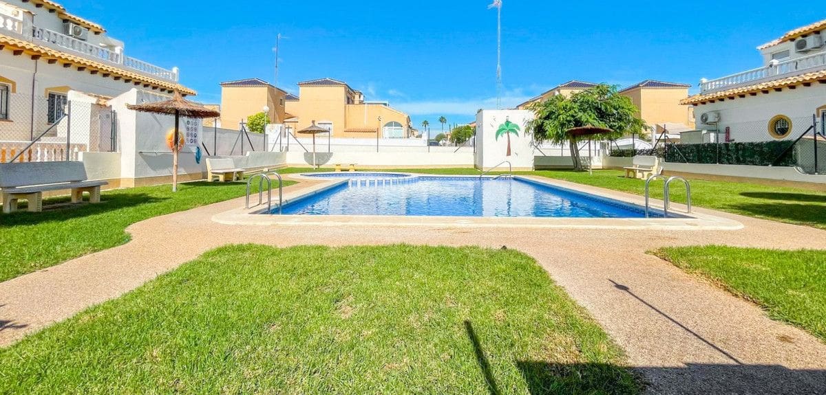 Adosado de 3 habitaciones en Torrevieja en venta con piscina - 268.800 € (Ref: 10072539)