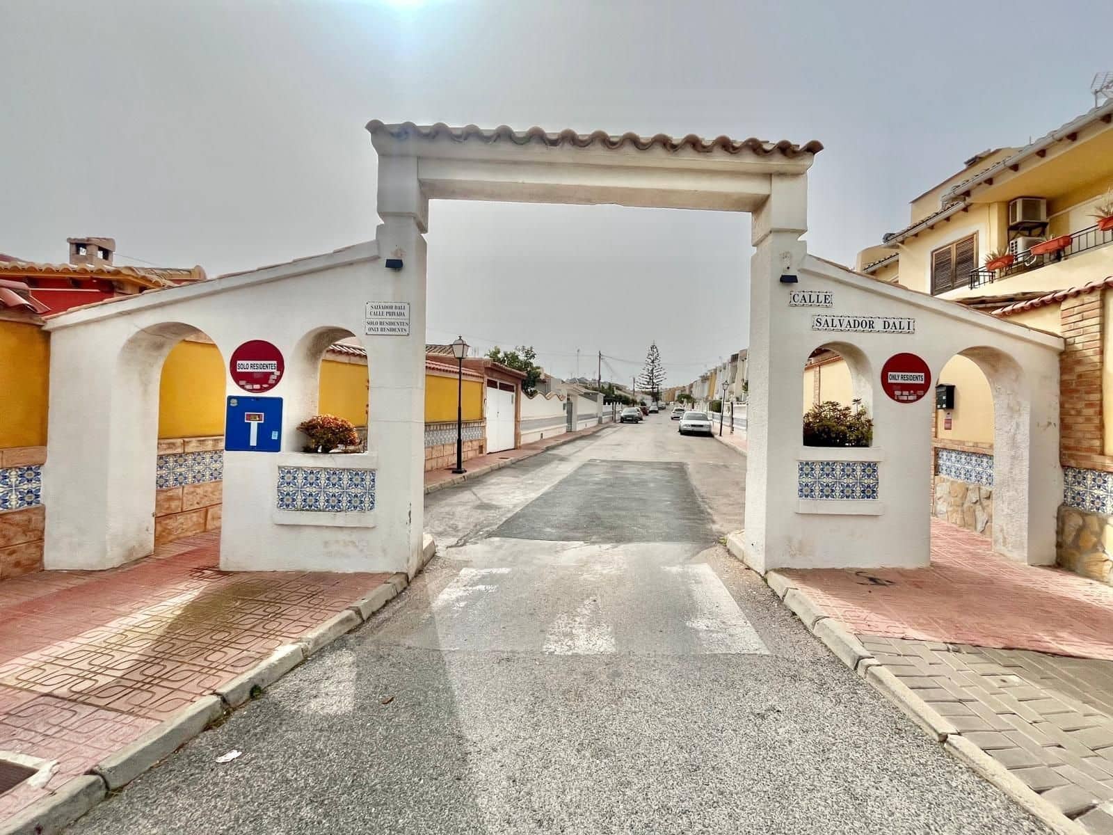2 bedroom Villa for sale in Torrevieja with pool - € 240,000 (Ref: 10075470)