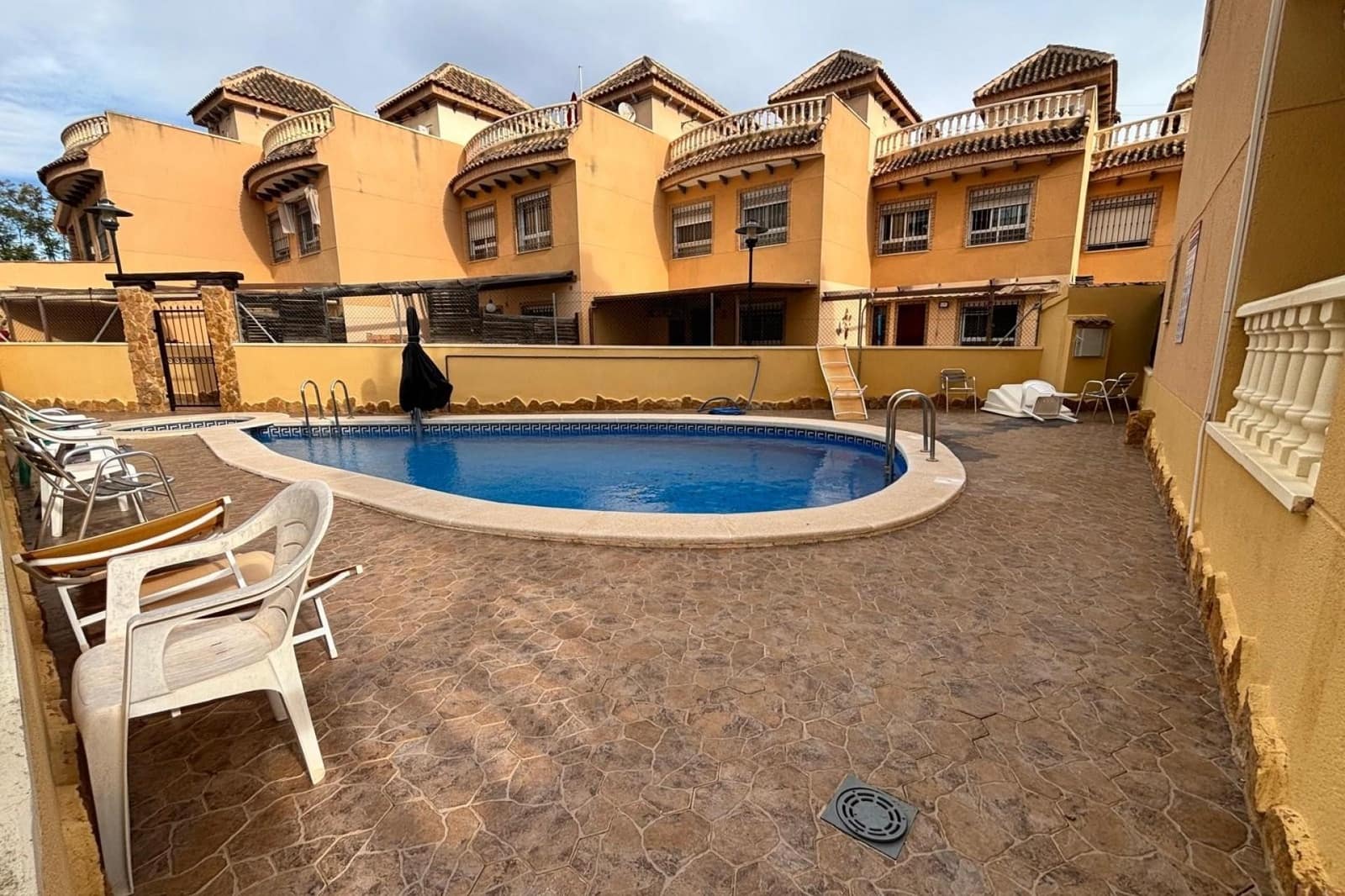 5 chambre Maison de Ville à vendre à Guardamar del Segura avec piscine - 199 995 € (Ref: 10078010)