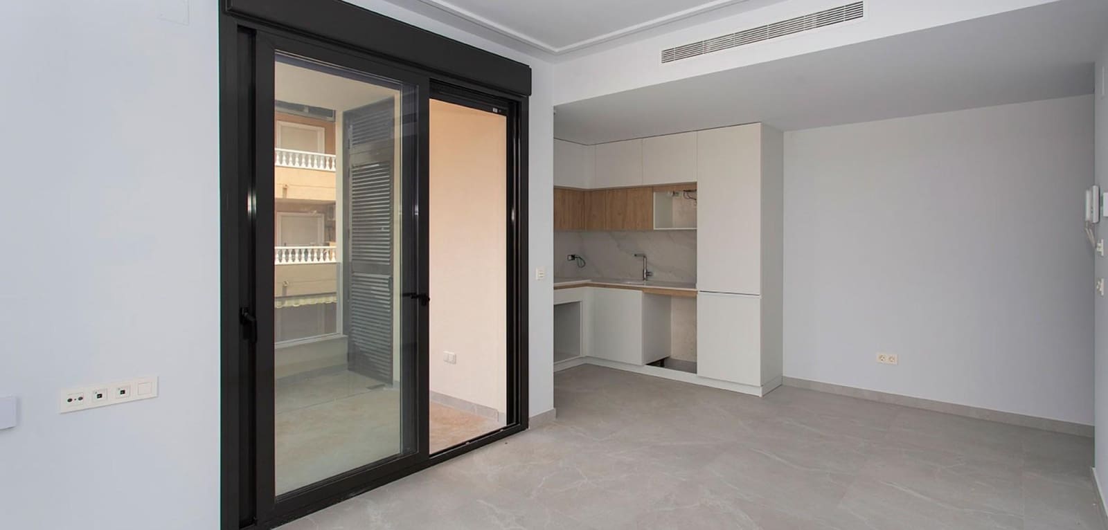 Apartamento de 2 habitaciones en Torrevieja en venta con piscina - 265.000 € (Ref: 10078022)