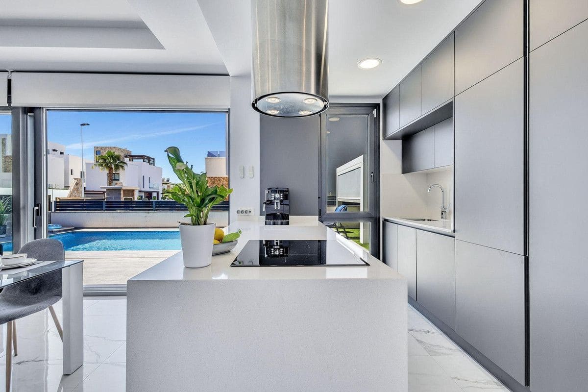Chalet de 3 habitaciones en Torrevieja en venta - 749.900 € (Ref: 10080853)