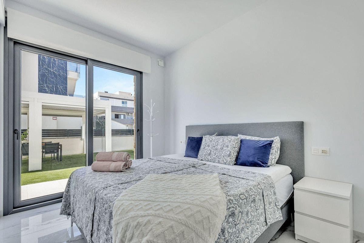 Chalet de 3 habitaciones en Torrevieja en venta - 749.900 € (Ref: 10080853)