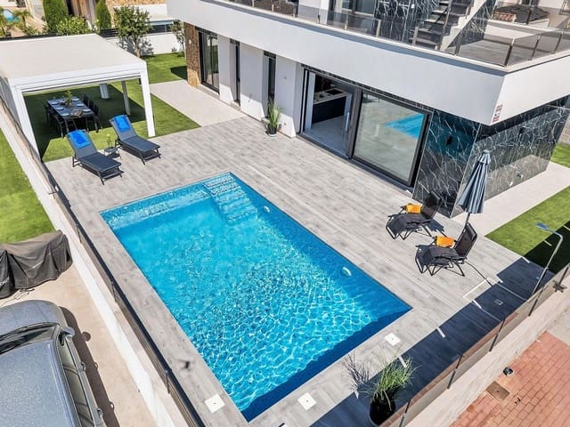 Chalet de 3 habitaciones en Torreblanca, Torrevieja en venta - 749.900 € (Ref: 10080853)