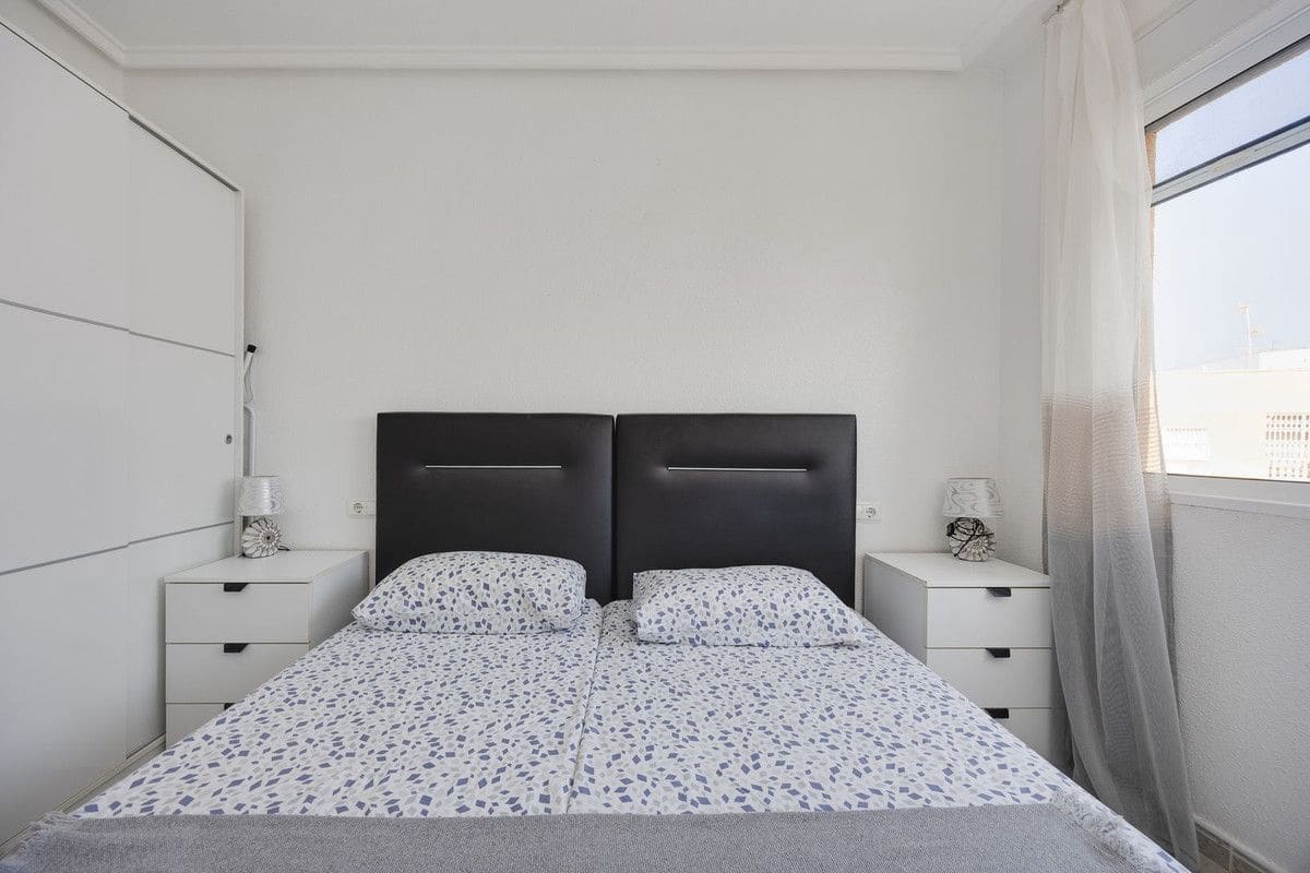 2 soverom Leilighet til salgs i Torrevieja med svømmebasseng - € 140 000 (Ref: 10085789)