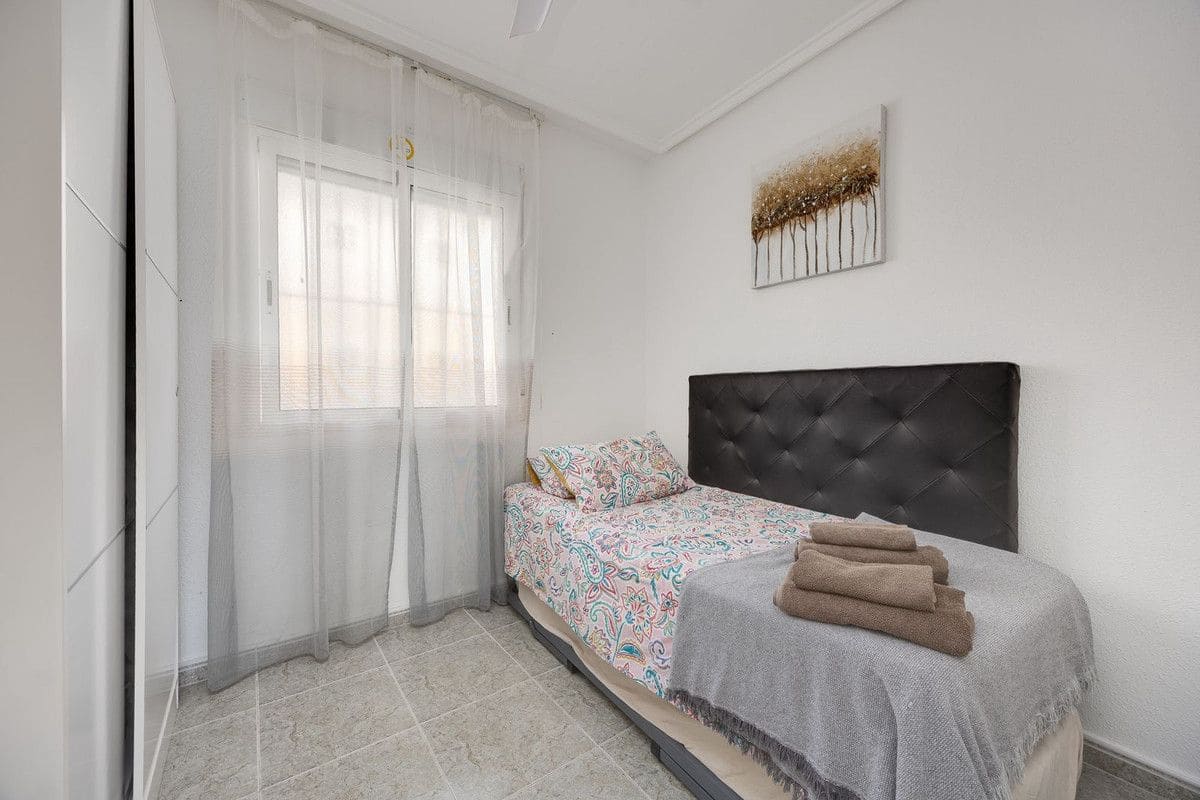 2 soverom Leilighet til salgs i Torrevieja med svømmebasseng - € 140 000 (Ref: 10085789)