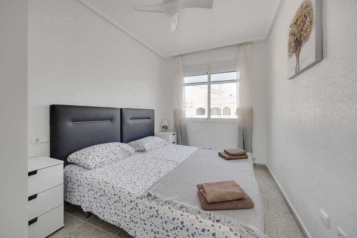 2 soverom Leilighet til salgs i Torrevieja med svømmebasseng - € 140 000 (Ref: 10085789)