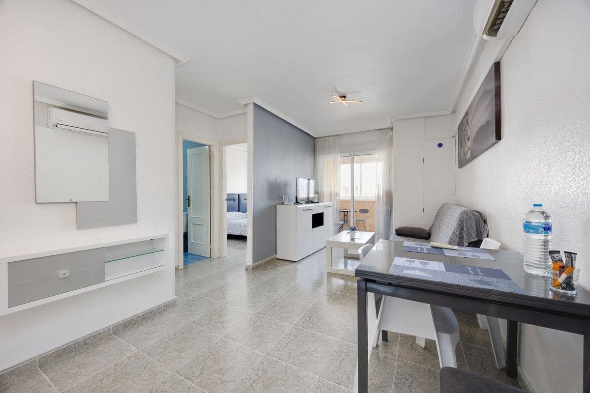 2 soverom Leilighet til salgs i Torrevieja med svømmebasseng - € 140 000 (Ref: 10085789)