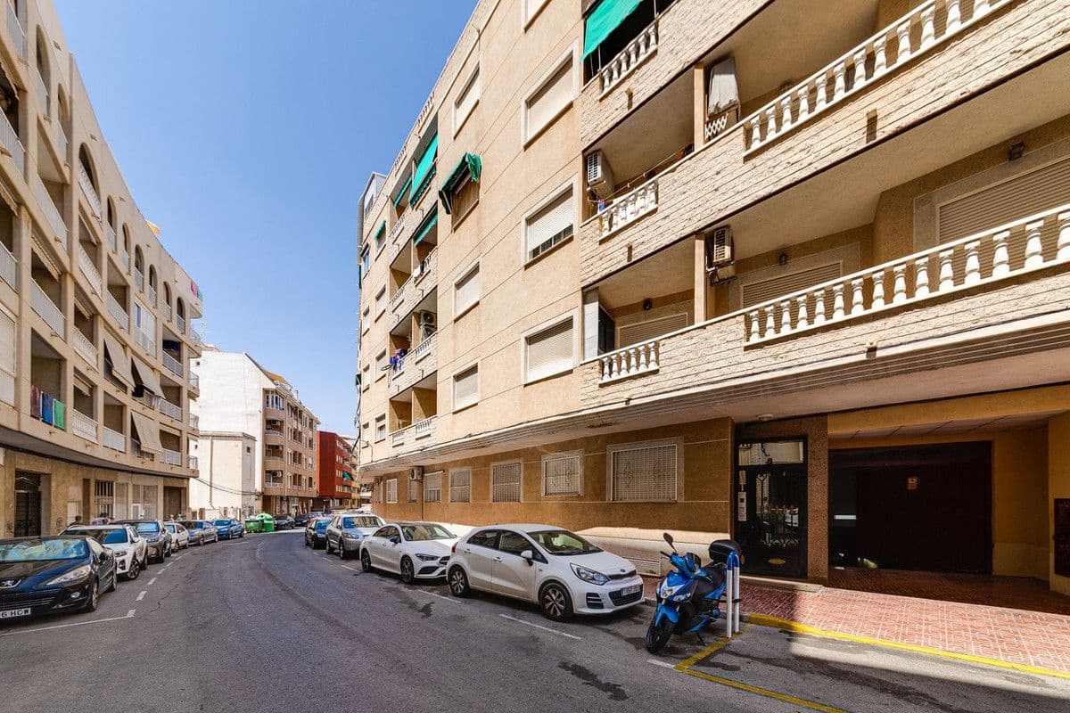 2 soverom Leilighet til salgs i Torrevieja med svømmebasseng - € 140 000 (Ref: 10085789)