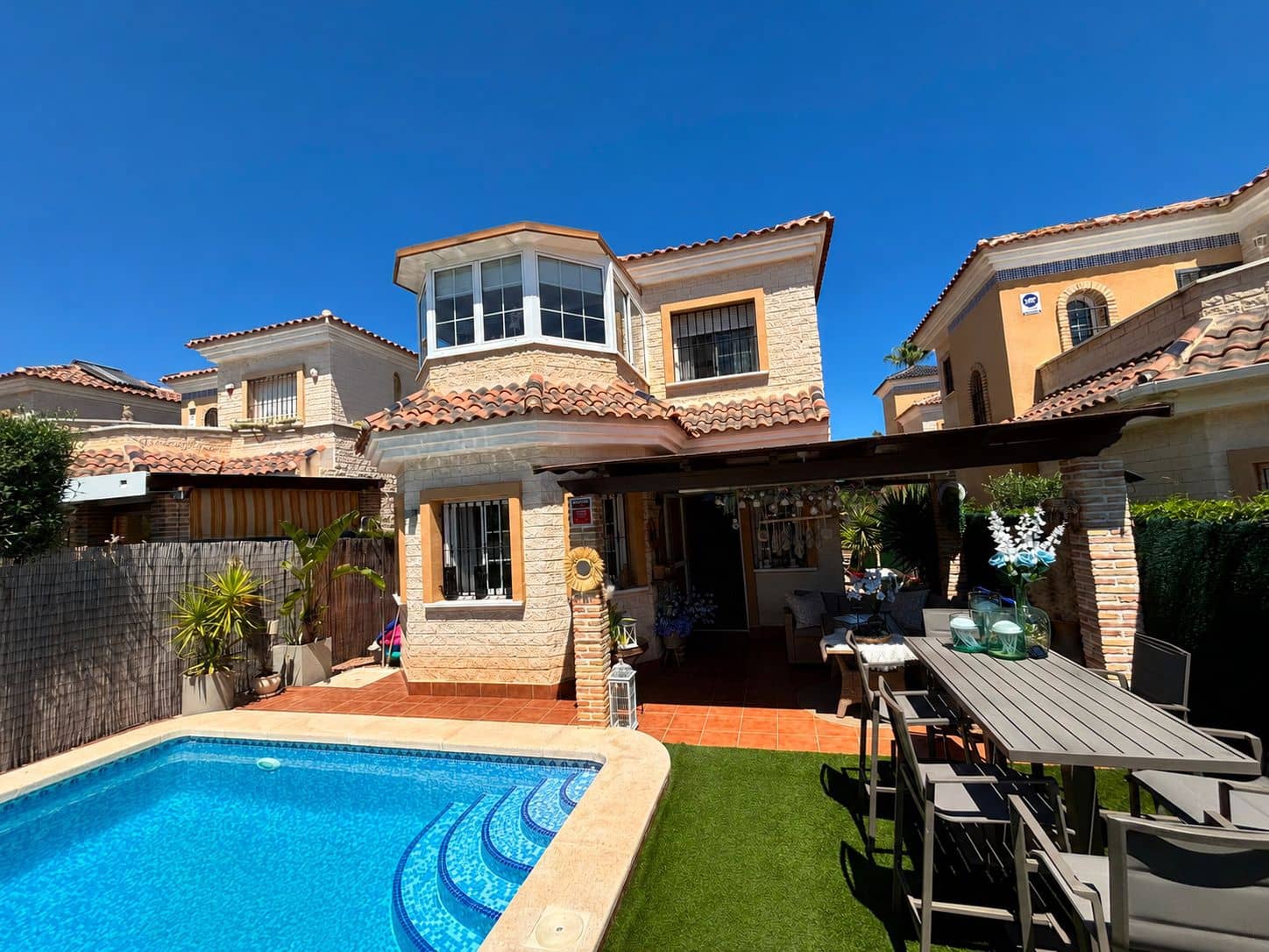2 Zimmer Villa zu verkaufen in Torrevieja mit Pool - 299.500 € (Ref: 10085798)