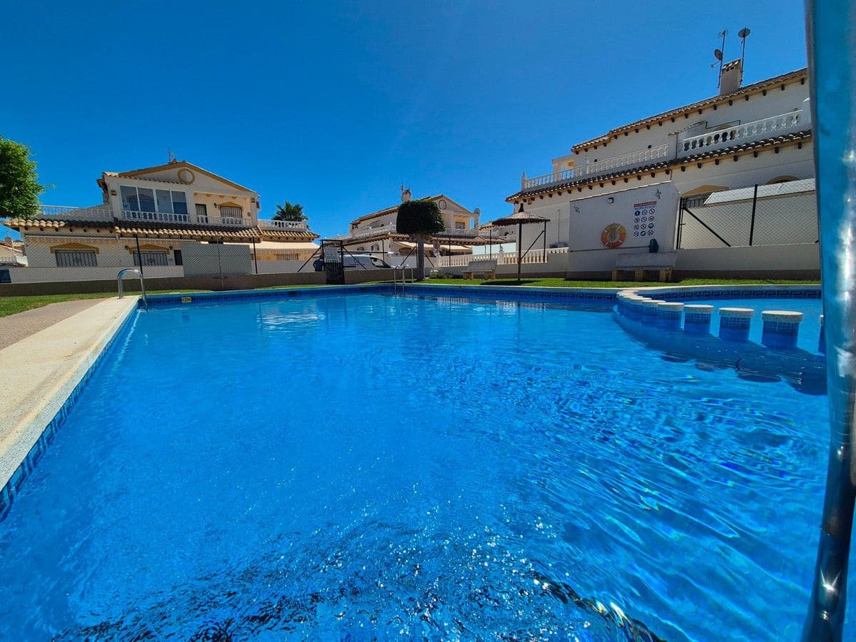 3 sovrum Semi-fristående Villa till salu i Orihuela Costa med pool - 268 800 € (Ref: 10085913)