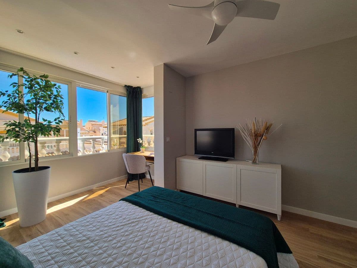 3 sovrum Semi-fristående Villa till salu i Orihuela Costa med pool - 268 800 € (Ref: 10085913)