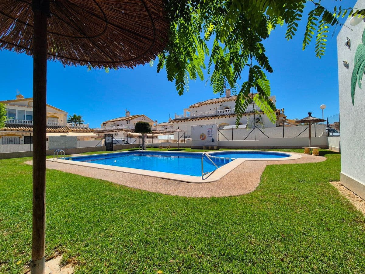 3 sovrum Semi-fristående Villa till salu i Orihuela Costa med pool - 268 800 € (Ref: 10085913)