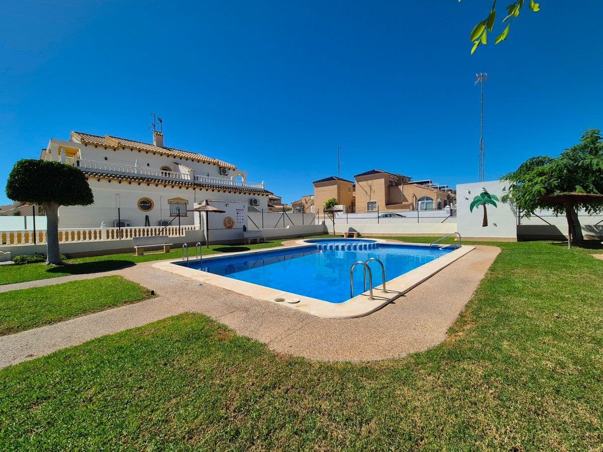 3 sovrum Semi-fristående Villa till salu i Orihuela Costa med pool - 268 800 € (Ref: 10085913)