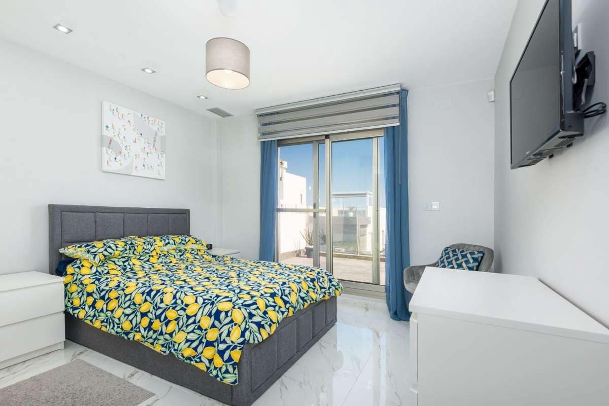 3 sypialnia Willa na sprzedaż w Torrevieja z basenem - 375 000 € (Ref: 10089288)