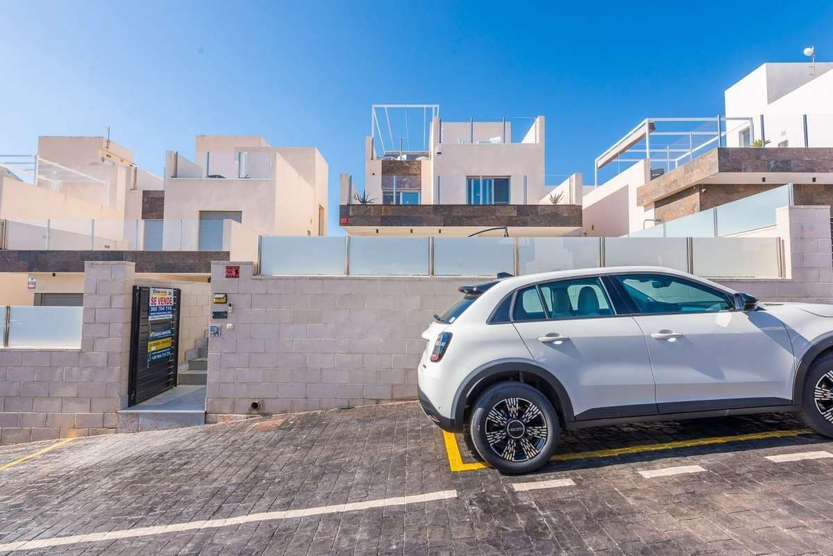 3 sypialnia Willa na sprzedaż w Torrevieja z basenem - 375 000 € (Ref: 10089288)