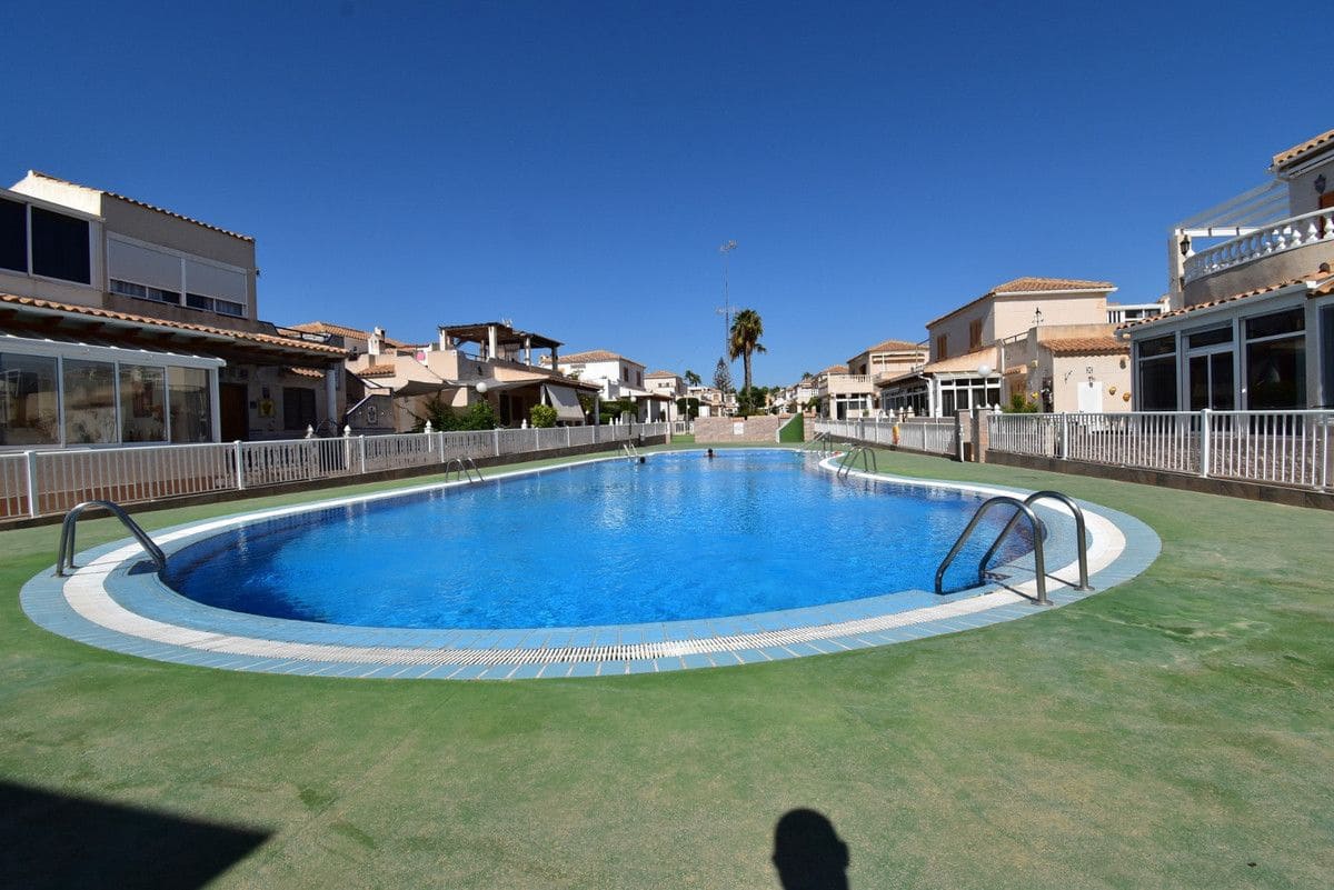2 makuuhuone Huvila myytävänä paikassa La Zenia mukana uima-altaan - 180 000 € (Ref: 10089367)