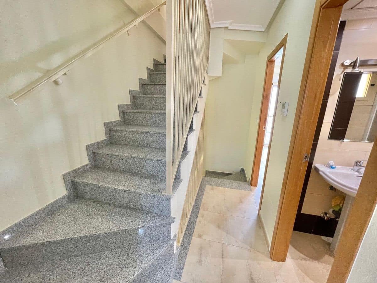 3 makuuhuone Omakotitalo myytävänä paikassa Guardamar del Segura mukana uima-altaan - 247 000 € (Ref: 10090713)