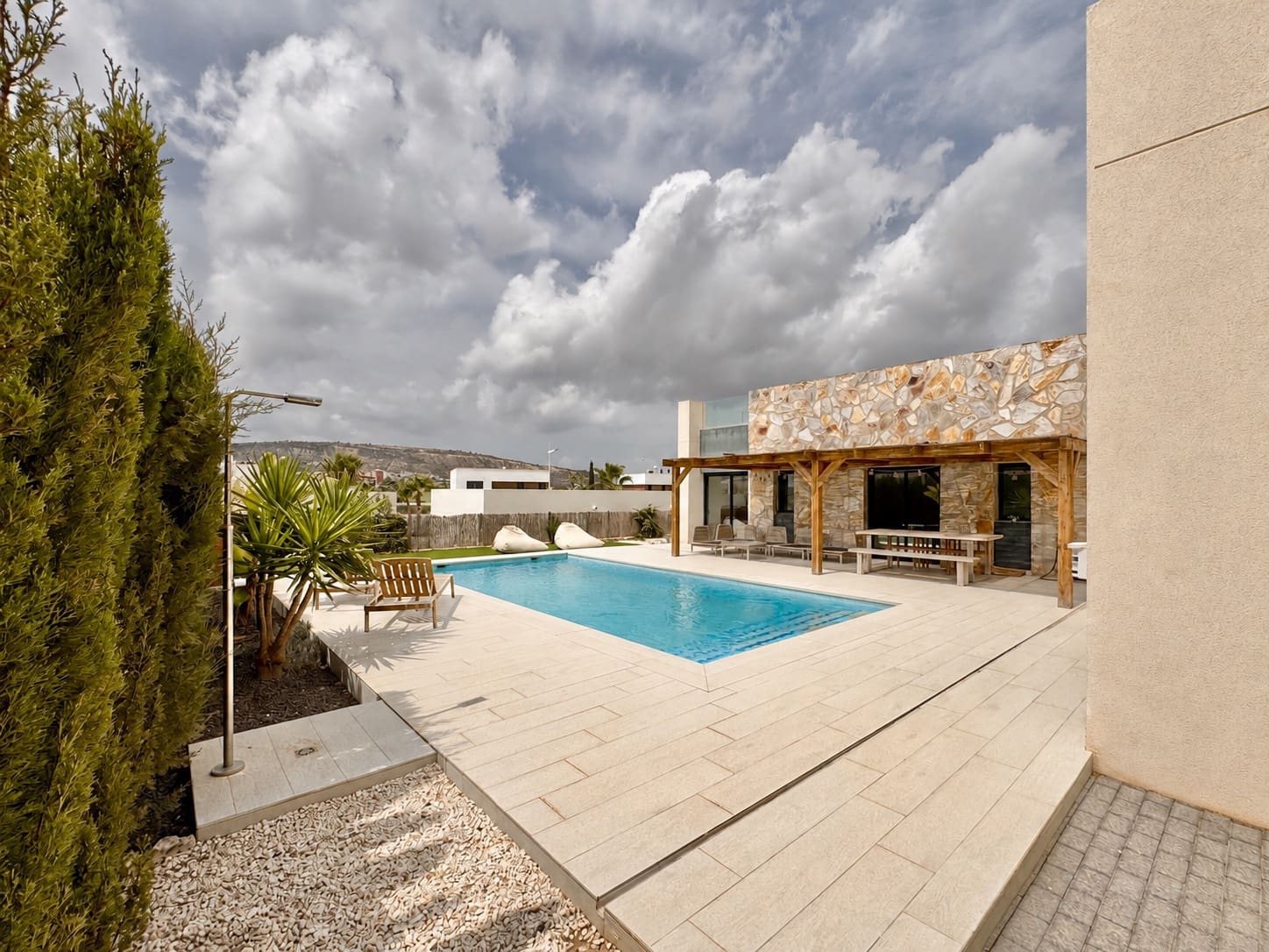 3 slaapkamer Villa te koop in Alicante stad met zwembad garage - € 620.000 (Ref: 10091643)