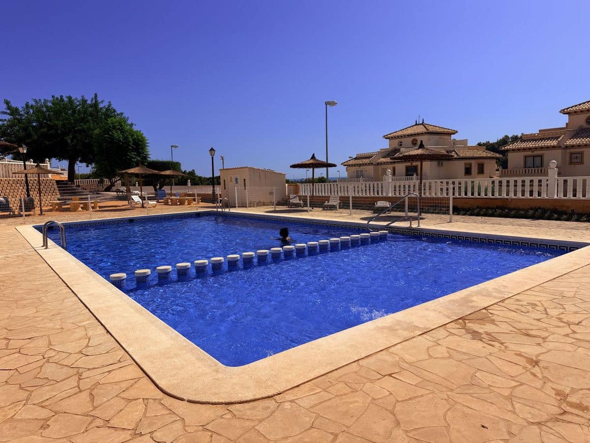 2 soverom Villa til salgs i Orihuela Costa med svømmebasseng - € 220 000 (Ref: 10091645)
