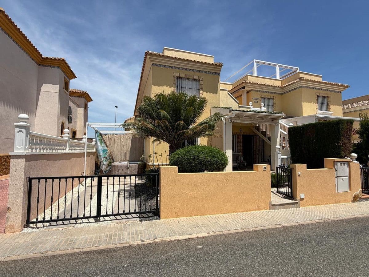2 soverom Leilighet til salgs i Torrevieja med svømmebasseng - € 219 000 (Ref: 10091647)