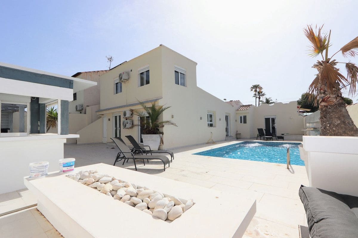 4 soveværelse Villa til salg i La Florida med swimmingpool - € 525.000 (Ref: 10091648)