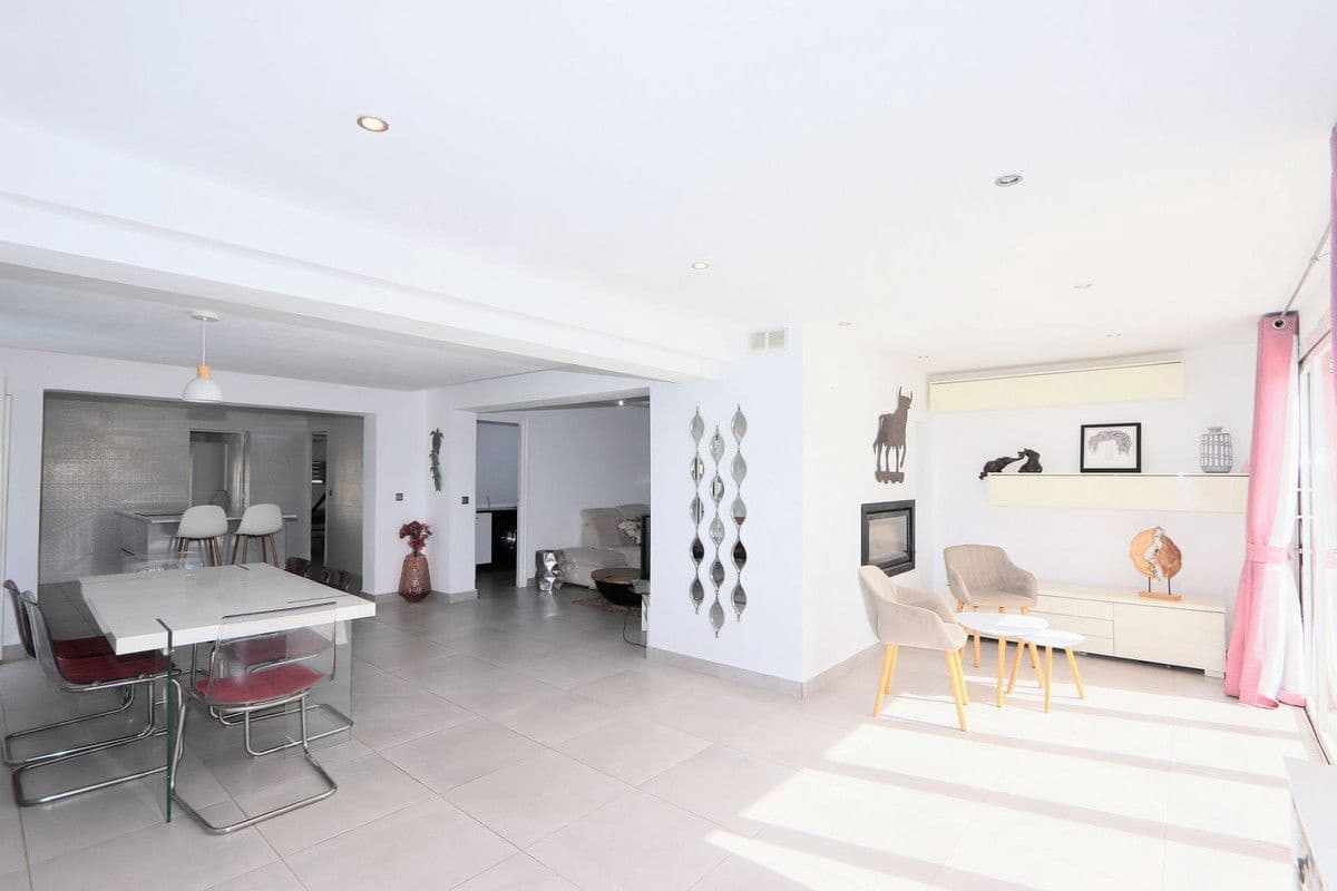 4 soveværelse Villa til salg i La Florida med swimmingpool - € 525.000 (Ref: 10091648)