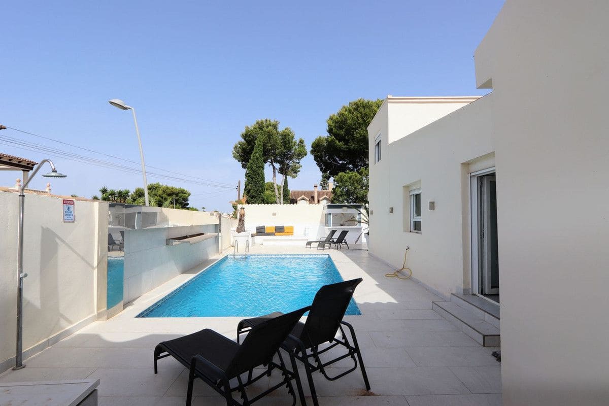 4 soveværelse Villa til salg i La Florida med swimmingpool - € 525.000 (Ref: 10091648)