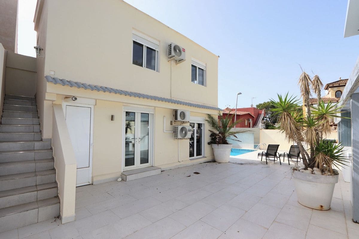 4 soveværelse Villa til salg i La Florida med swimmingpool - € 525.000 (Ref: 10091648)