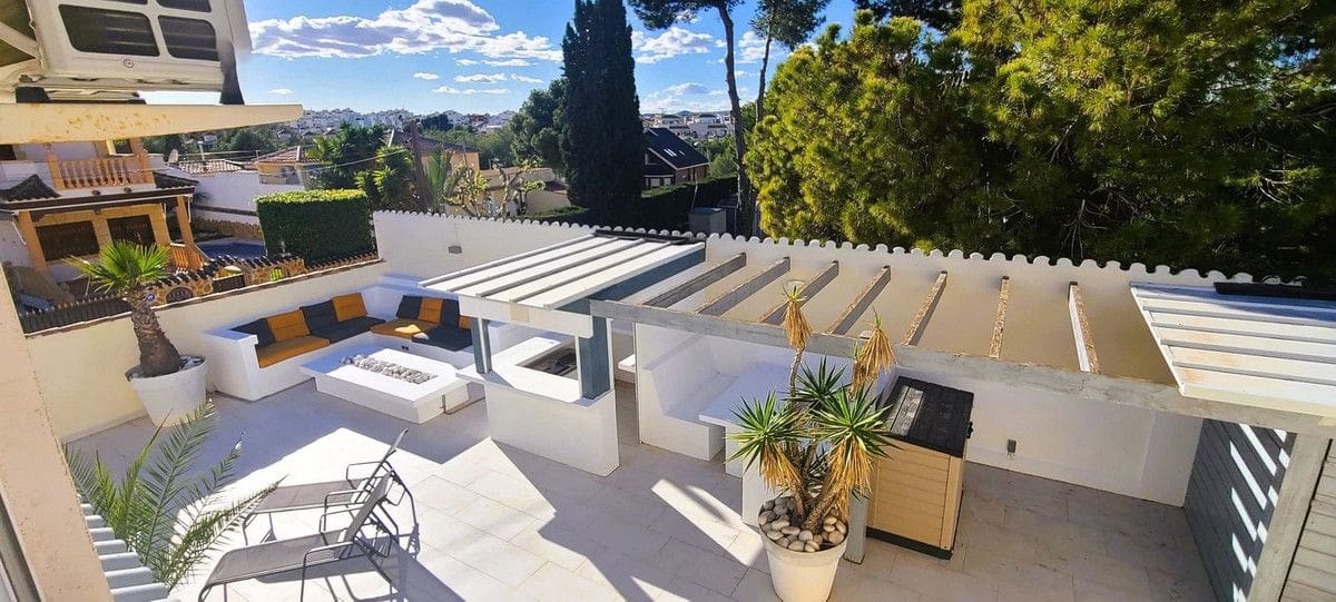 4 soveværelse Villa til salg i La Florida med swimmingpool - € 525.000 (Ref: 10091648)