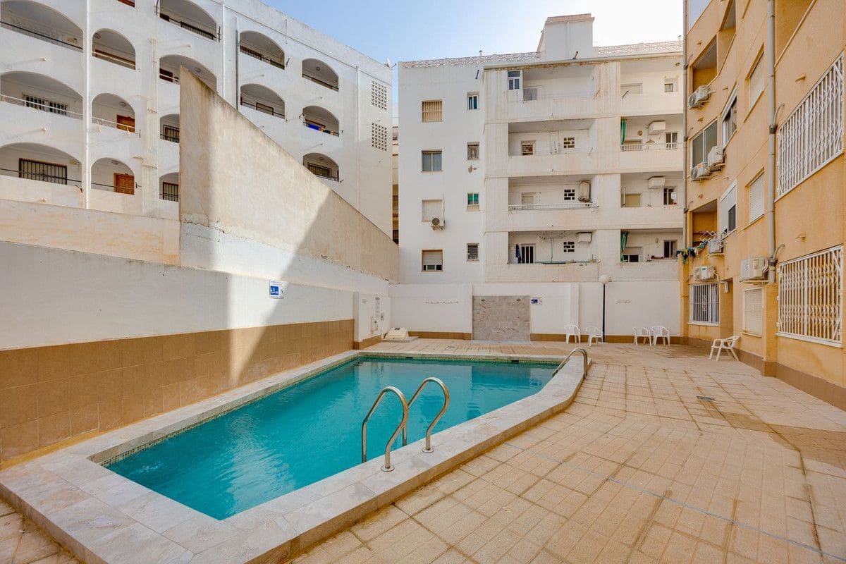Apartamento de 2 habitaciones en Torrevieja en venta con piscina - 140.000 € (Ref: 10092860)