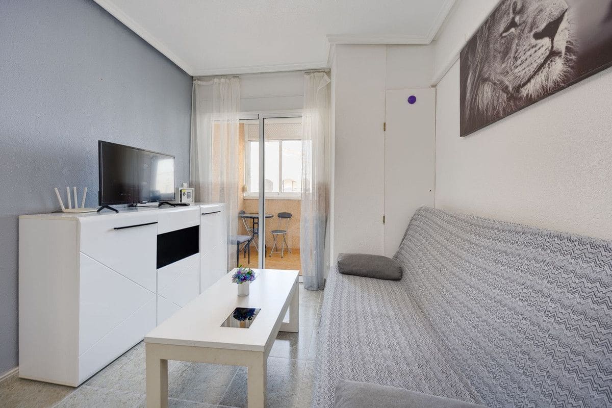 Apartamento de 2 habitaciones en Torrevieja en venta con piscina - 140.000 € (Ref: 10092860)