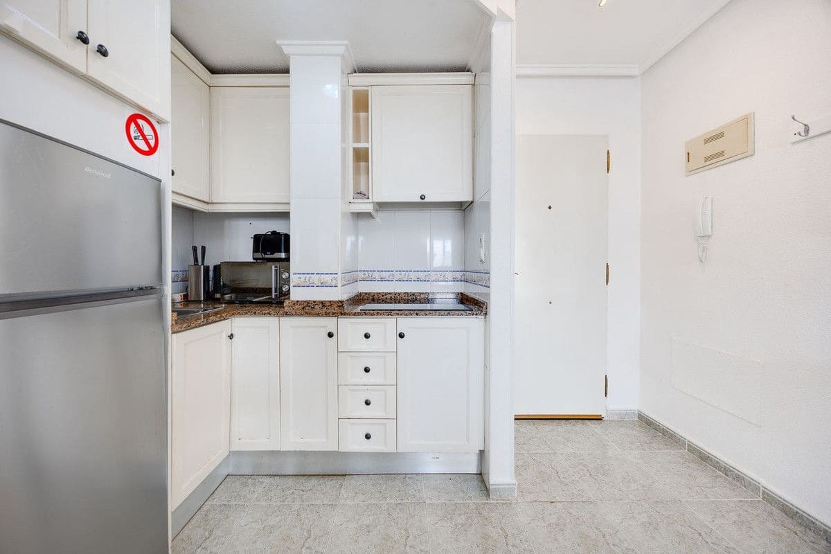 Apartamento de 2 habitaciones en Torrevieja en venta con piscina - 140.000 € (Ref: 10092860)