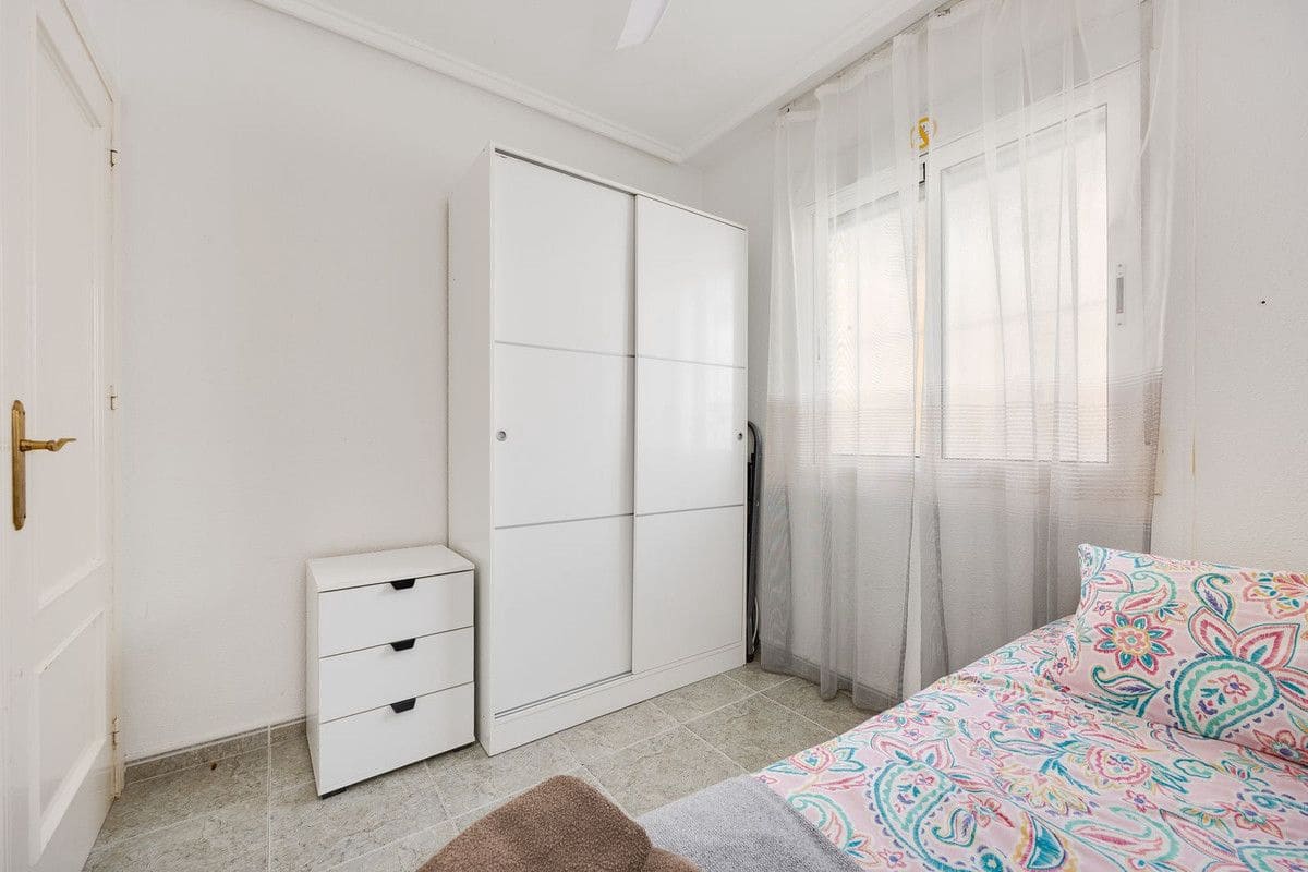 Apartamento de 2 habitaciones en Torrevieja en venta con piscina - 140.000 € (Ref: 10092860)